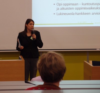 Johanna Korkiamäki puhuu edessä 