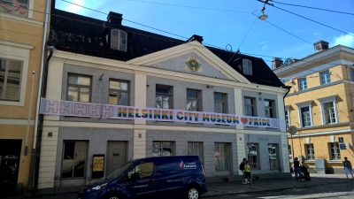 Museon seinässä banderolli, joka juhlistaa Pridea